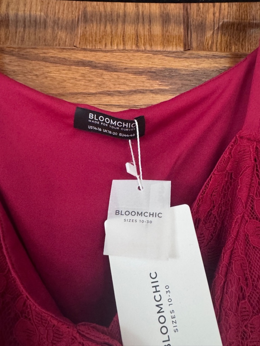 Red lace dress - Picture 2 of 4